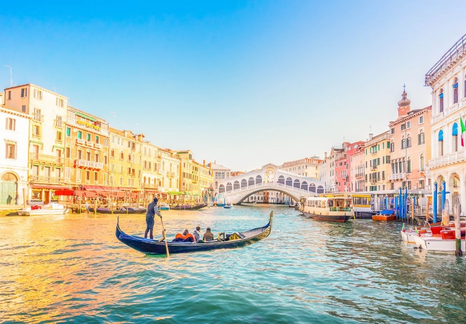 През май във Венеция, Италия: Полет от София + 4 нощувки на човек със закуски и вечери в хотел 4* в Лидо Ди Йезоло