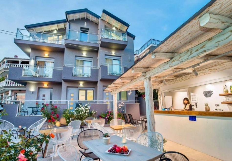 Великден на о.Тасос, Гърция: Автобусен транспорт + 2 нощувки на човек със закуски и една вечеря в Lena apartments Potos Thassosи + посещение на Кавала