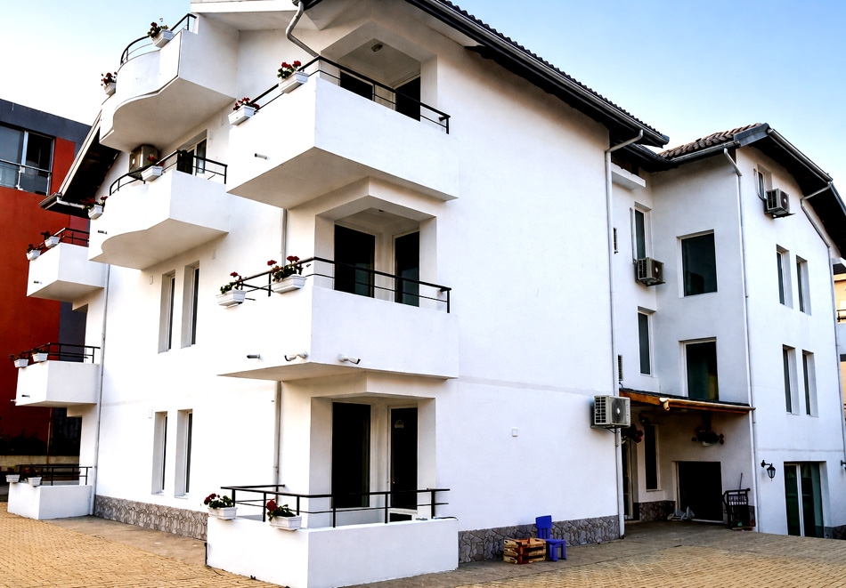 Почивка в Равда: Нощувка на човек в Къща за гости Канаванс