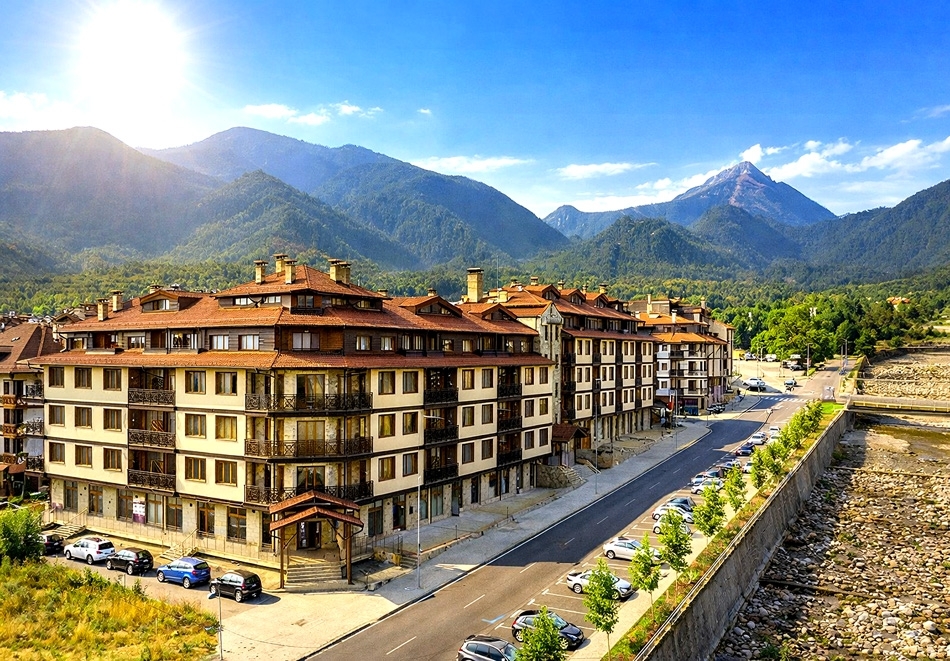 Почивка от 08.03 до 09.04 в Банско: 2 или 3 нощувки на човек със закуски и вечери + подарък арома масаж + топъл басейн и термална зона от Вихрен Роял Палас ****