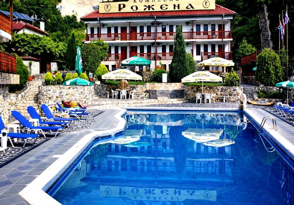 Уикенд до Роженски манастир: Нощувка на човек със закуска от Комплекс Рожена, Мелник