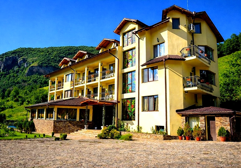 20 - 22 март в Рибарица: 2 нощувки на човек със закуски, обяд и вечери от хотел Вежен***