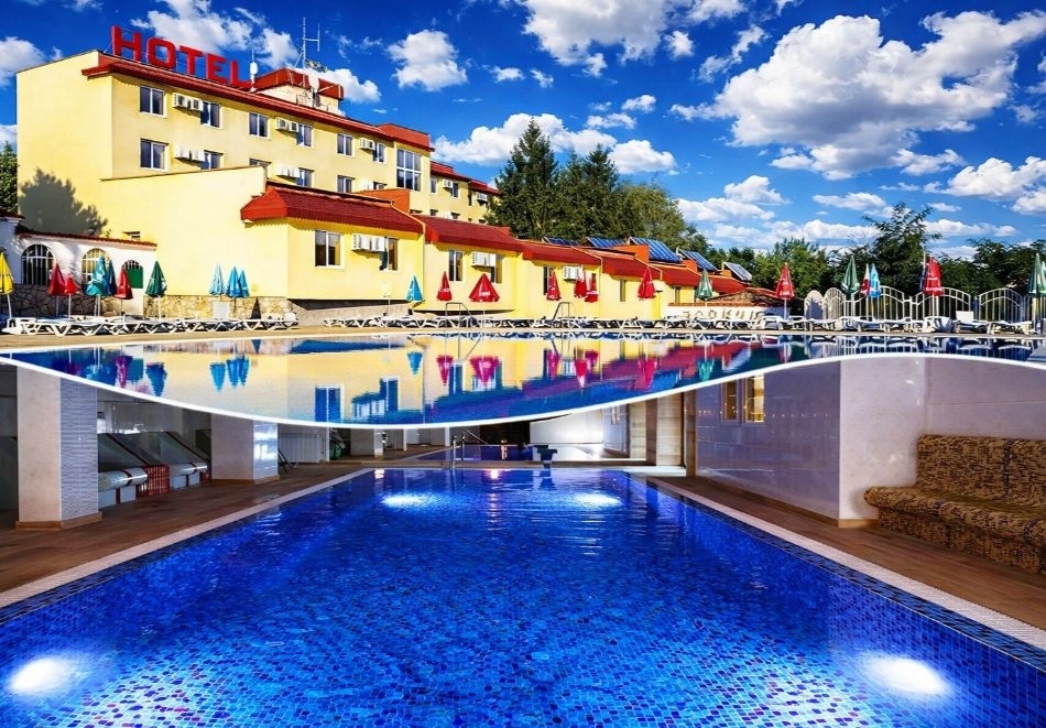 От 01.06 до 01.09 в Казанлък: Нощувка на човек със закуска и възможност за вечеря + басейн с минерална вода и релакс център в Комплекс Зорница