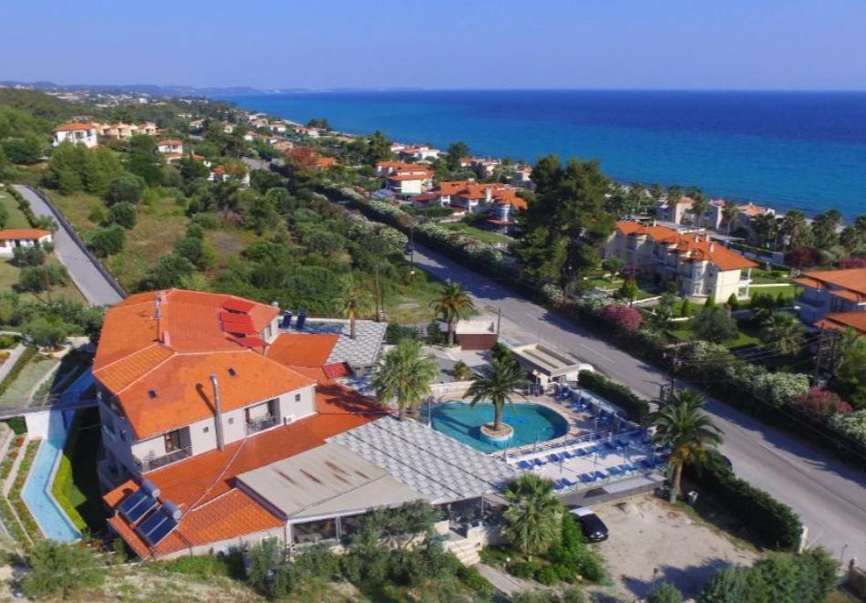 На 200м. от плажа в Пефкохори, Гърция: Нощувка на човек със закуска и вечеря + басейн в хотел Anna Maria Paradise***