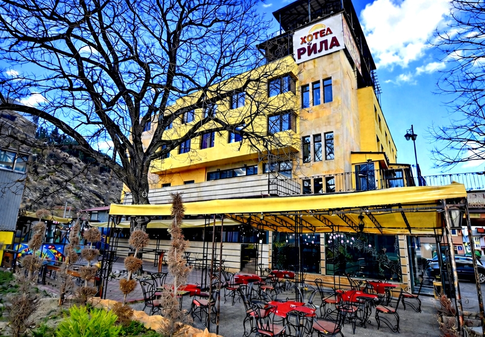 Почивка във Велинград: Нощувка на човек със закуска и вечеря + голям вътрешен басейн с минерална вода и релакс зона от хотел Рила