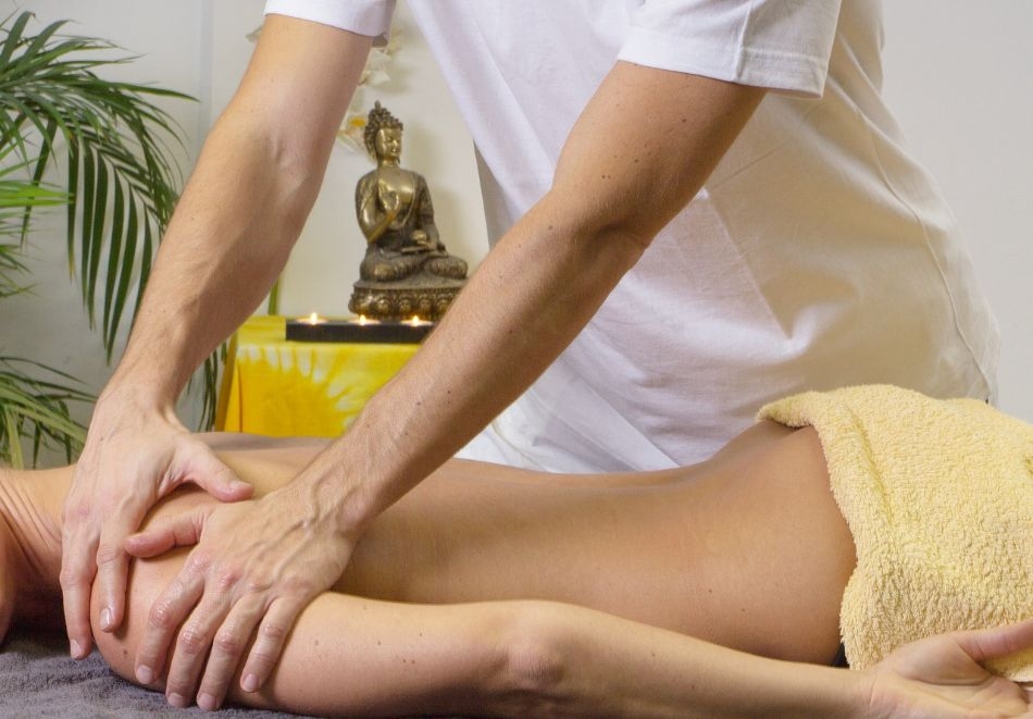 Грижа за НЕГО или НЕЯ в Св. Св. Константин и Елена: частичен или на цяло тяло масаж и хидромасажна вана в хотели Естрея****