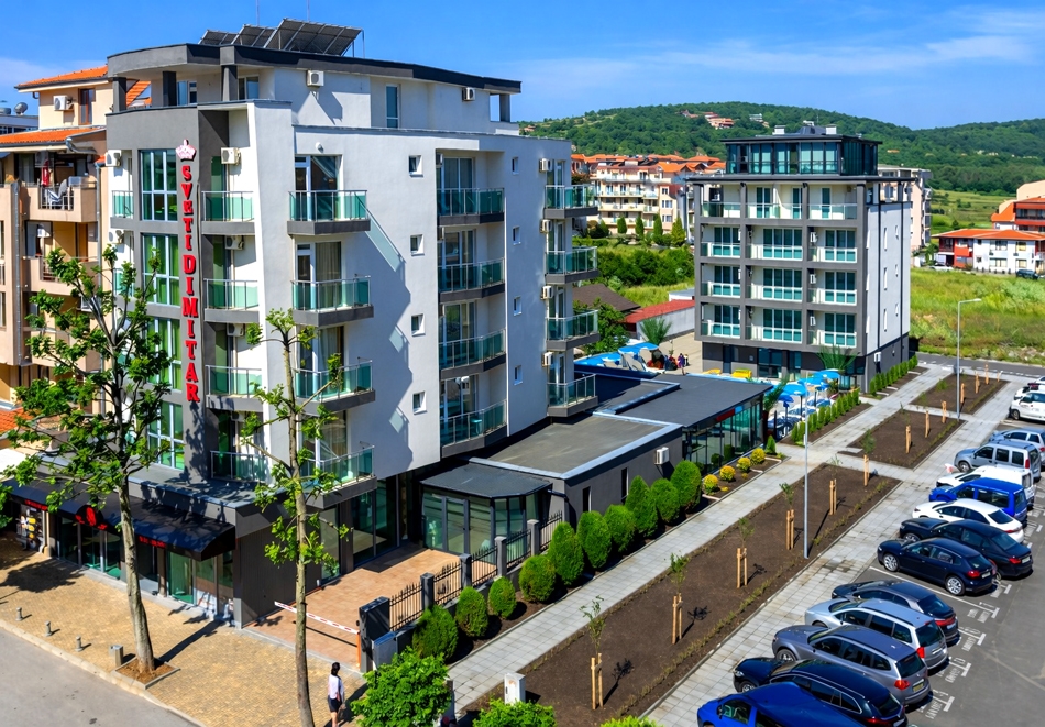 Ранни записвания за почивка в Приморско: Нощувка на човек със закуска и вечеря и ползване на басейн и паркинг от хотел Свети Димитър