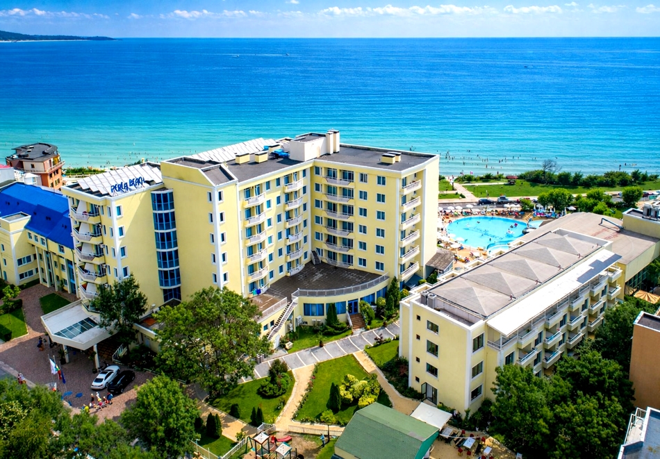 Почивка в Приморско: Нощувка на човек на база All Inclusive + безплатен вход за Аквапланет Приморско от хотел Семеен хотел Перла Бийч****. Дете до 11.99г - БЕЗПЛАТНО!