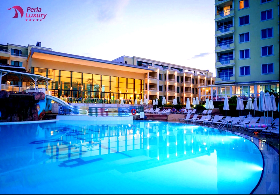 Почивка в Приморско: Нощувка на човек на база All Inclusive + шезлонг и чадър на плажа + безплатен вход за Аквапланет Приморско от хотел Перла Бийч Лъкшъри&Голд*****. Дете до 11.99г - БЕЗПЛАТНО!
