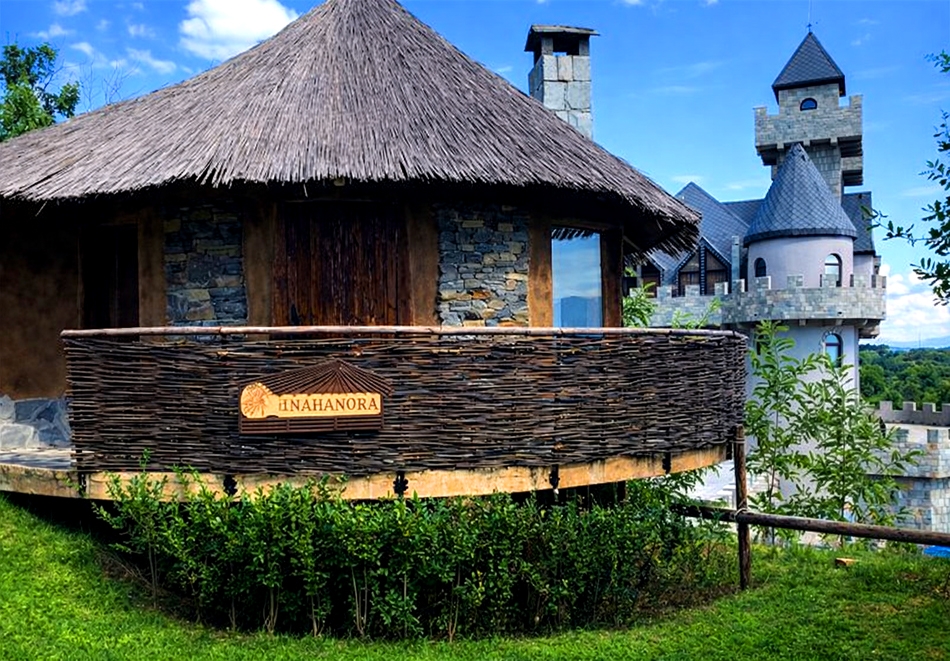 Почивка край Огняново: Нощувка със закуска за ДВАМА в Еко къщичка + басейн с минерална вода и релакс зона от хотел Роял Валентина Касъл