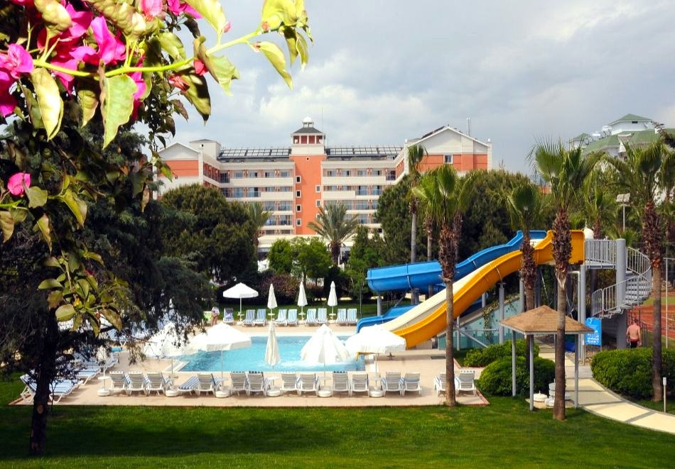 На първа линия в Алания, Турция: Автобусен транспорт + 7 Ultra All Inclusive нощувки на човек в INSULA RESORT 5*. Дeте до 11.99г. - БЕЗПЛАТНО