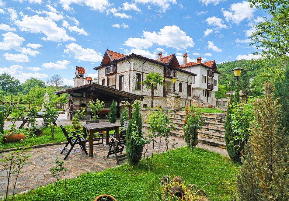 Нощувка на човек със закуска и вечеря + паркинг в семеен хотел Макензен, Мелник