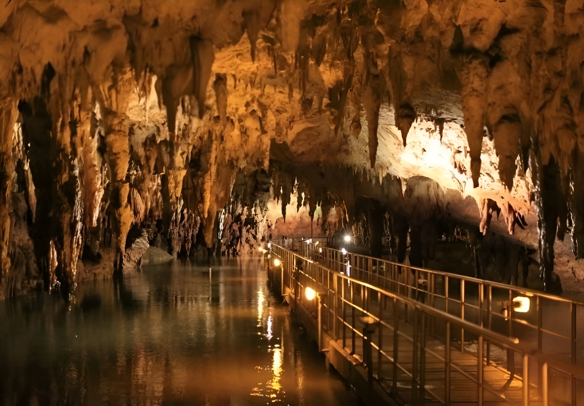 Уикенд в Драма: 1 нощувка на човек със закуска + транспорт и посещение на плаж Амолофи и пещера Ангитис