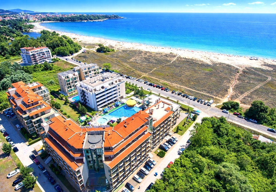 Почивка на ПЪРВА линия в Приморско: Нощувка на човек със закуска и вечеря + басейн и паркинг от хотел Престиж Сити 2