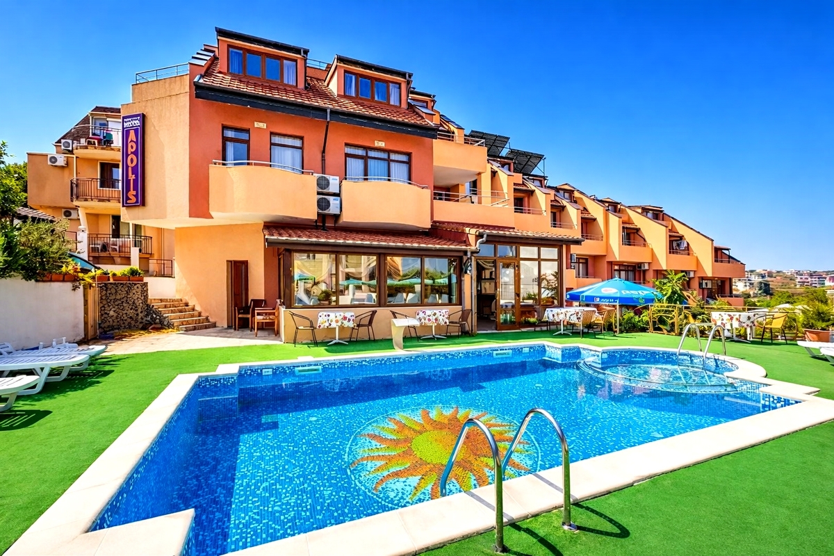 На ПЪРВА линия в Созопол: Нощувка на човек + басейн в хотел Аполис. Дете до 11.99г - БЕЗПЛАТНО!