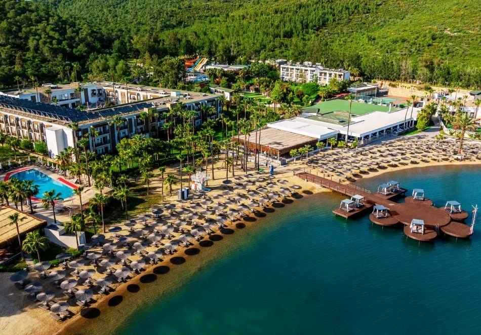 На първа линия в Бодрум, Турция: Самолетен билет от София + 7 Ultra All Inclusive нощувки на човек в Green Bay Luxury 5*