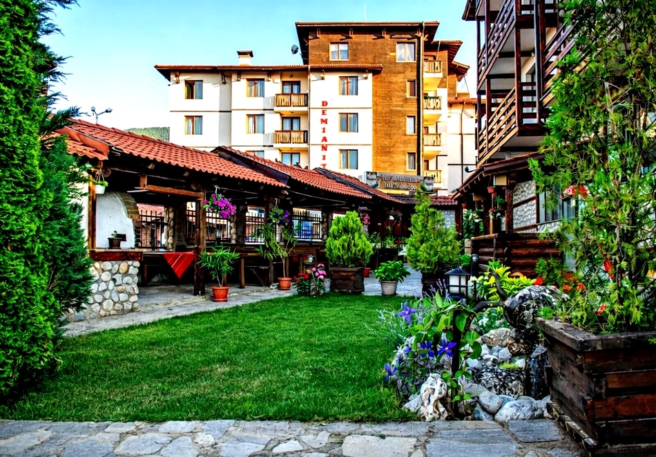 От юли в Банско: Нощувка на човек и възможност за закуска и вечеря + парна баня и сауна от хотел Думанов