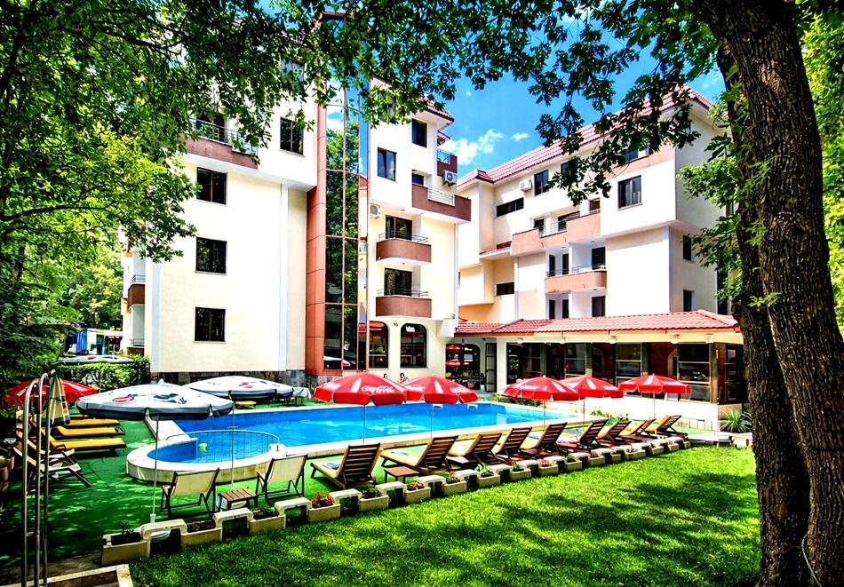 Почивка през юли и август, на 70м. от плажа в Китен: Нощувка на човек със закуска и вечеря + басейн и безплатен паркинг от хотел Сигма***