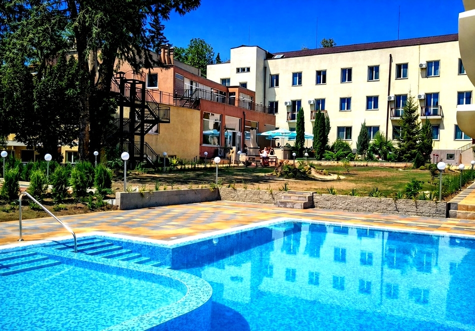 Почивка в хотел Дружба 1, Банкя: 5 или 10 нощувки на човек със закуски, обеди и вечери + Медицински преглед с процедури + външен или вътрешен минерален басейн