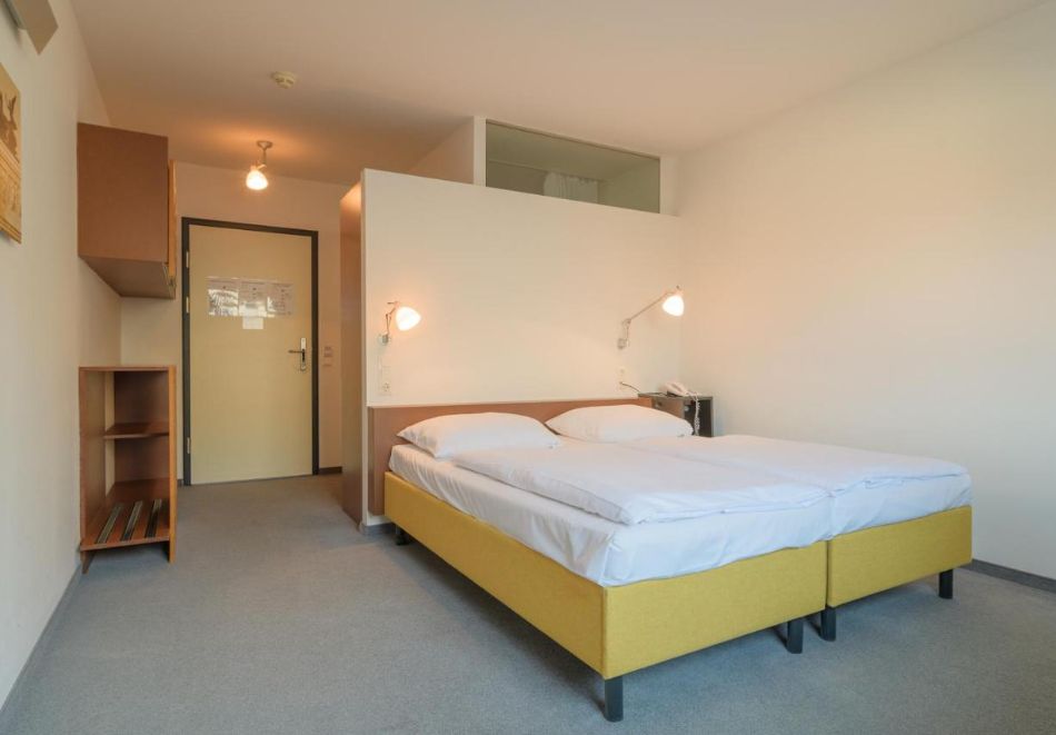 Уикенд във Виена! Самолетен билет от София + 3 нощувки за ДВАМА в Kyriad Vienna Altmannsdorf, снимка 3
