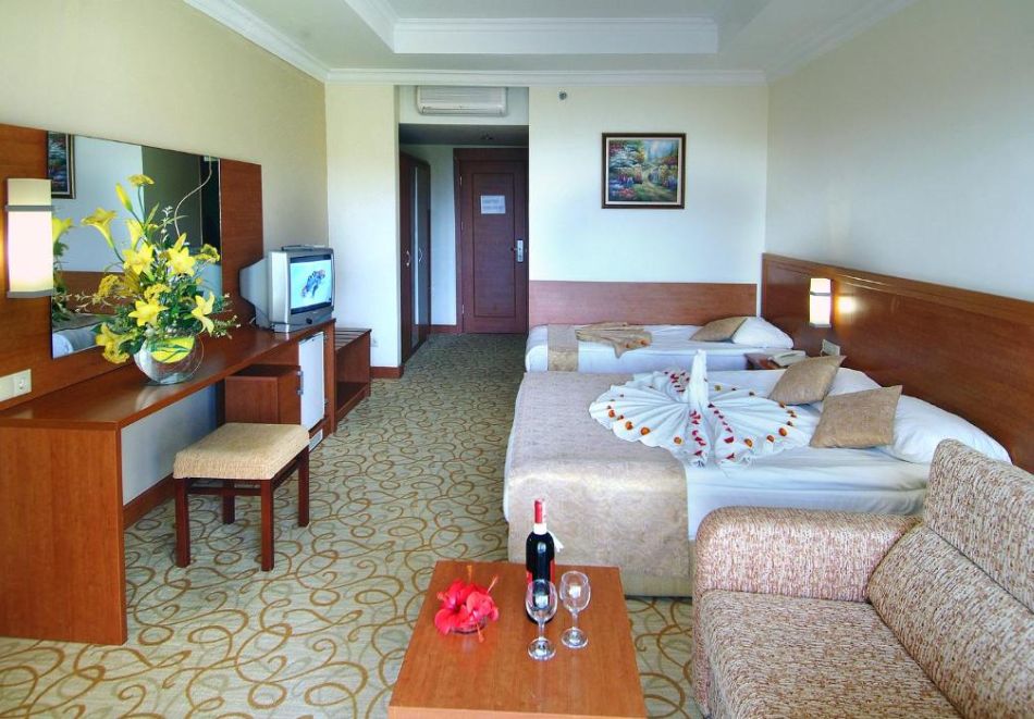 На първа линия в HEDEF BEACH RESORT & SPA 5* Алания, Турция! Автобусен транспорт + 7 нощувки на човек на база Ultra All Inclusive +  басейни и пързалки, снимка 7