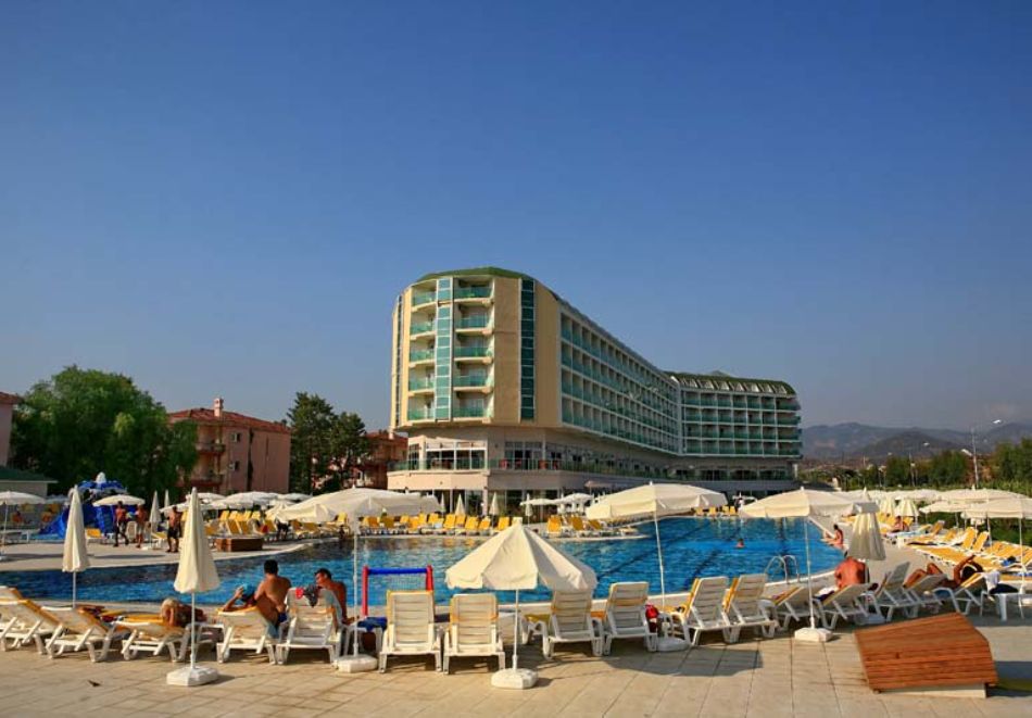 На първа линия в HEDEF BEACH RESORT & SPA 5* Алания, Турция! Автобусен транспорт + 7 нощувки на човек на база Ultra All Inclusive +  басейни и пързалки, снимка 2