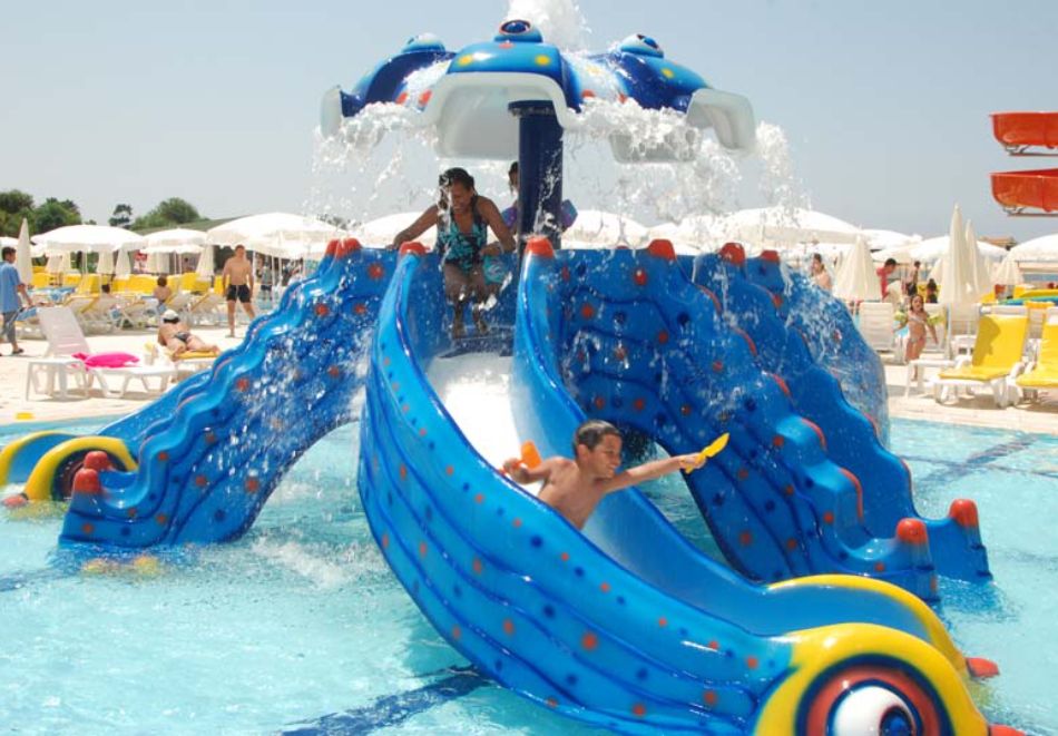 На първа линия в HEDEF BEACH RESORT & SPA 5* Алания, Турция! Автобусен транспорт + 7 нощувки на човек на база Ultra All Inclusive +  басейни и пързалки, снимка 4