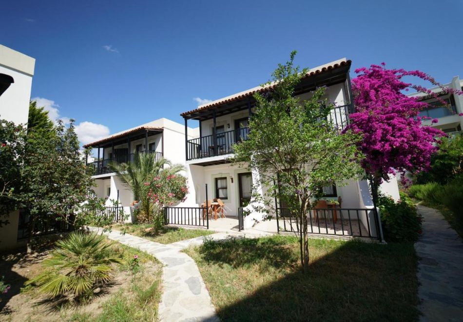 На 30м. от плажа в Бодрум! Полет от София + 7 All Inclusive нощувки за ДВАМА в Salinas Beach Hotel Bodrum, снимка 4