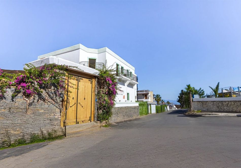 На 30м. от плажа в Бодрум! Полет от София + 7 All Inclusive нощувки за ДВАМА в Salinas Beach Hotel Bodrum, снимка 3