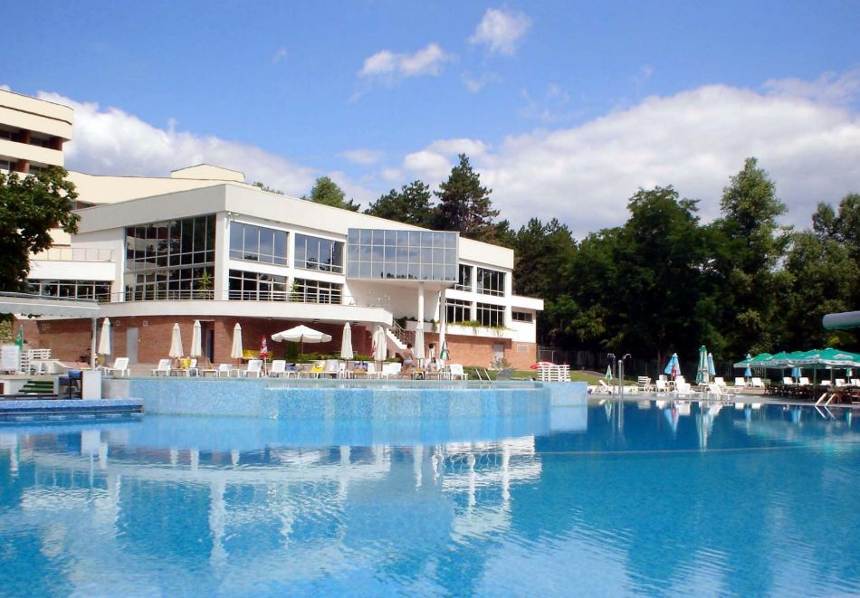 Нощувка със закуска за ДВАМА + минерални басейни и релакс център в хотел Хисар****, Хисаря!  Бонус: физиотерапевтична или балнео процедура при минимален престой от 3 нощувки!, снимка 2