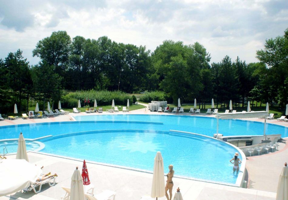 Нощувка със закуска за ДВАМА + минерални басейни и релакс център в хотел Хисар****, Хисаря!  Бонус: физиотерапевтична или балнео процедура при минимален престой от 3 нощувки!, снимка 3