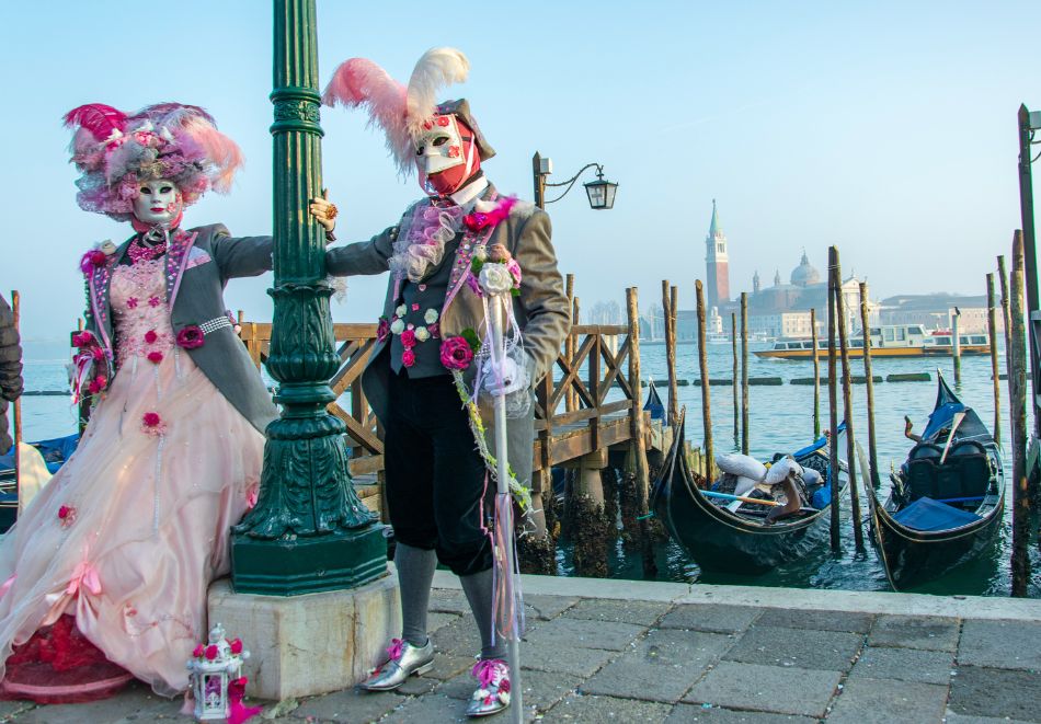 Карнавал във Венеция 2026, Италия! Самолетен билет от София + 3 нощувки на човек със закуски и вечери и възможност за допълнителни екскурзии, снимка 10