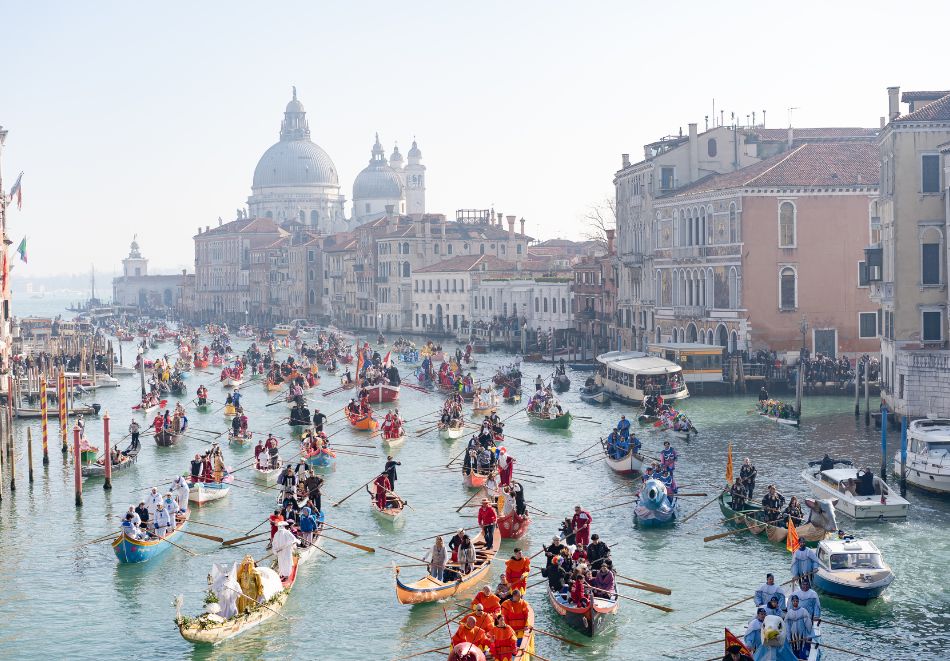 Карнавал във Венеция 2026, Италия! Самолетен билет от София + 3 нощувки на човек със закуски и вечери и възможност за допълнителни екскурзии, снимка 11