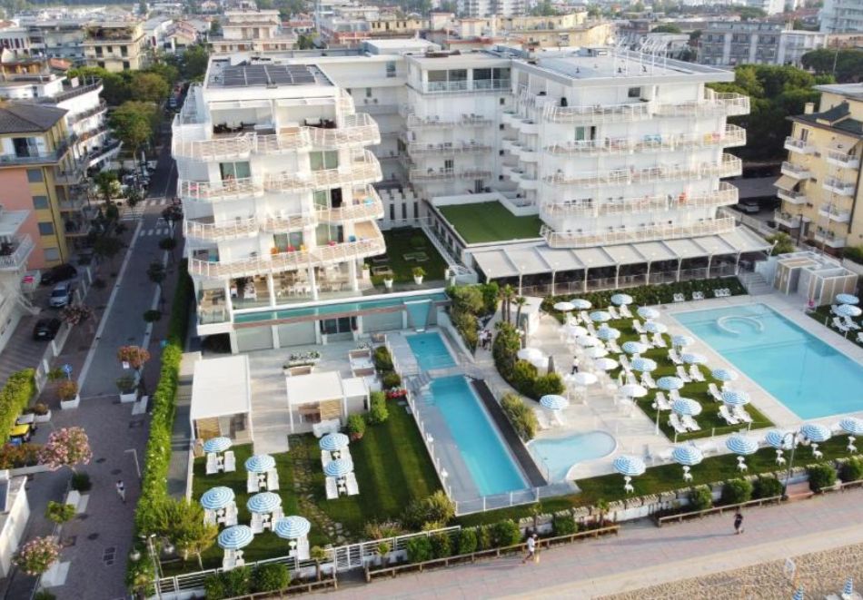 Карнавал във Венеция 2026, Италия! Самолетен билет от София + 3 нощувки на човек със закуски и вечери и възможност за допълнителни екскурзии, снимка 2