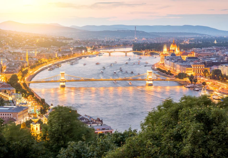 КОЛЕДНИ БАЗАРИ в БУДАПЕЩА! Самолетен билет от София + 4 нощувки на човек със закуски в Intercity Hotel Budapest 4*, Възможност за допълнителни екскурзии, снимка 2