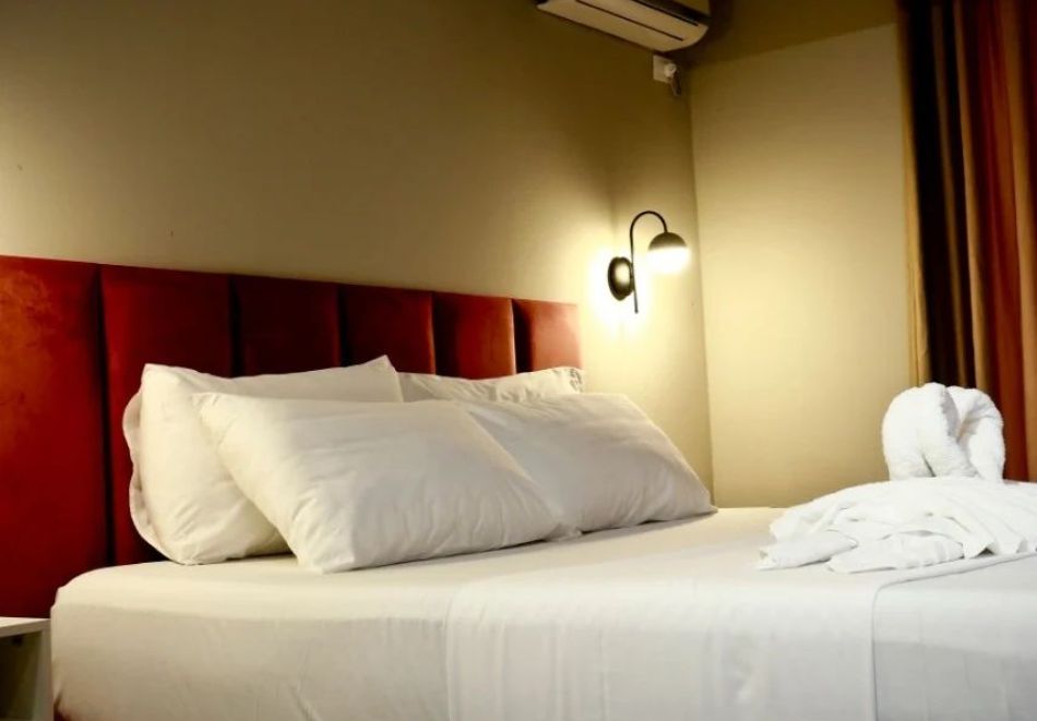 Уикенд в Адриатическа Албания! Полет от София + 3 нощувки на човек със закуски и вечери в хотел Garden Palace Golem 4*, снимка 3