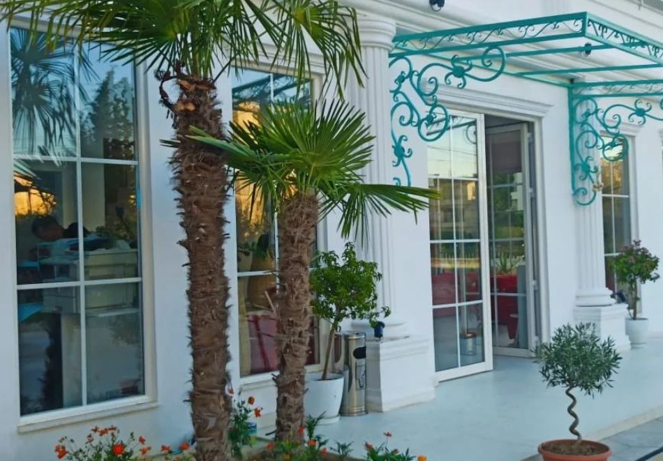 Уикенд в Адриатическа Албания! Полет от София + 3 нощувки на човек със закуски и вечери в хотел Garden Palace Golem 4*, снимка 8