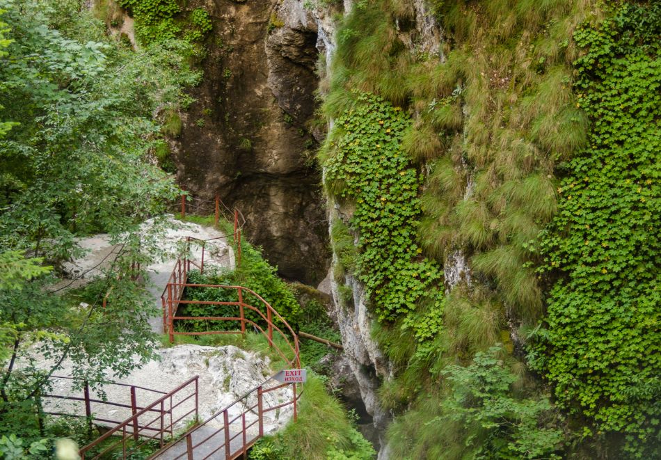 Екскурзия до Бачковски манастир, Широка Лъка, Пампорово! Автобусен транспорт + 1 нощувка на човек със закуска и вечеря и транспорт до Дяволското гърло и Ягодинска пещера!, снимка 3