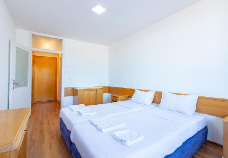 Нова година 2026 в Охрид! Транспорт от София + 3 нощувки на човек със закуски и вечери, едната празнична с жива музика и неограничена консумация на напитки + посещение на Скопие, снимка 3