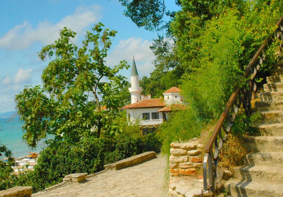 Екскурзия до Плиска, Златни пясъци, Балчик и Велики Преслав! Автобусен транспорт от Плевен + 1 нощувка на човек със закуска и вечеря, снимка 3