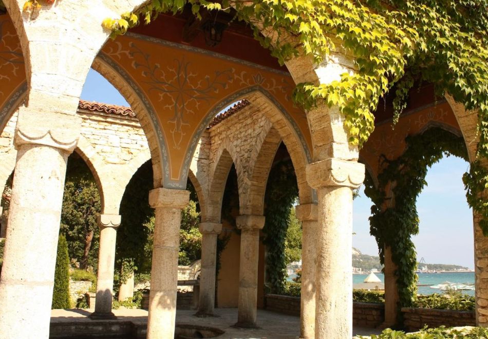 Екскурзия до Плиска, Златни пясъци, Балчик и Велики Преслав! Автобусен транспорт от Плевен + 1 нощувка на човек със закуска и вечеря, снимка 4