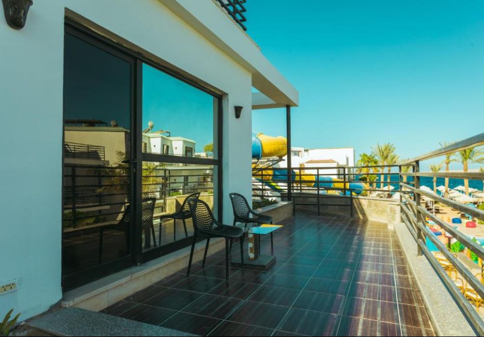 На първа линия с чартърен полет от София. 6 All Inclusive нощувки на човек в LA ROSA WAVES RESORT 4* + 1 нощувка, закуска, вечеря и посещение на пирамидите в Кайро, снимка 8