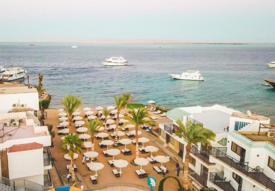 На първа линия с чартърен полет от София. 6 All Inclusive нощувки на човек в LA ROSA WAVES RESORT 4* + 1 нощувка, закуска, вечеря и посещение на пирамидите в Кайро, снимка 12