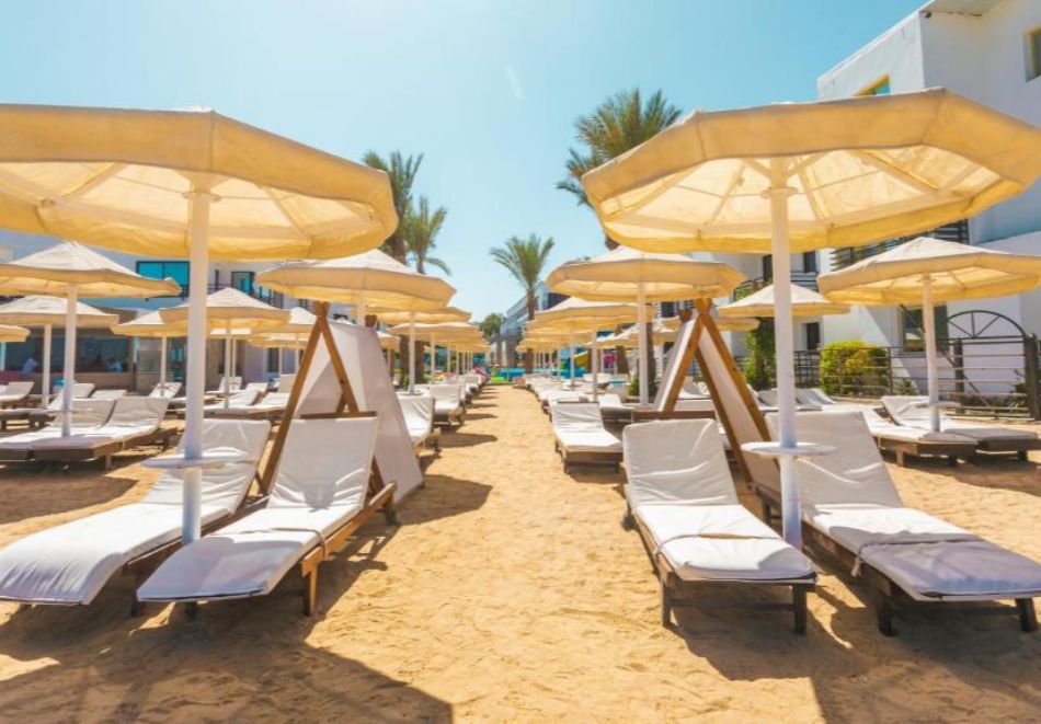 На първа линия с чартърен полет от София. 6 All Inclusive нощувки на човек в LA ROSA WAVES RESORT 4* + 1 нощувка, закуска, вечеря и посещение на пирамидите в Кайро, снимка 13