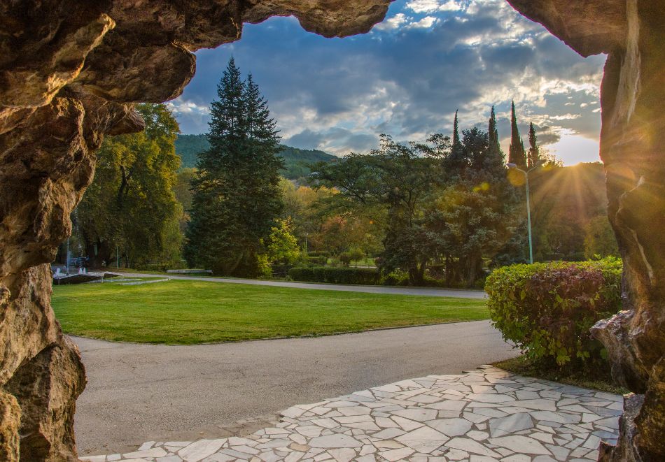 Уикенд екскурзия до Петрич, Мелник, Сандански, Рупите и Златолист! Автобусен транспорт от София или Плевен + 1 нощувка на човек със закуска и посещение на Роженски манастир, снимка 4