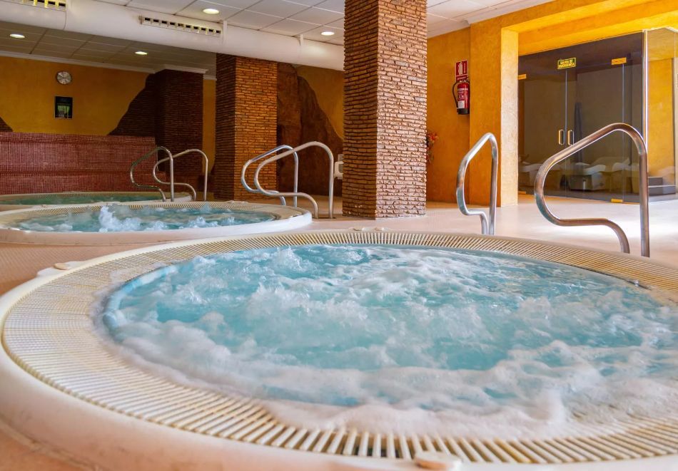 Ранни записвания на първа линия в Коста Азаар, Испания + 2 екскурзии! Самолетен билет от София + 7 нощувки на човек със закуски и вечери в Gran Hotel Peniscola 4*, снимка 5