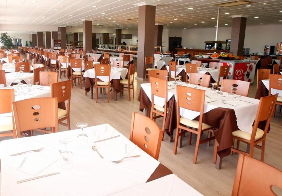 Ранни записвания на метри от плажа в Коста Дорада, Испания + тур на Барселона с екскурзовод! Полет от София + 7 нощувки на човек със закуски и вечери в Natura Park 4*, Комаруга, снимка 6