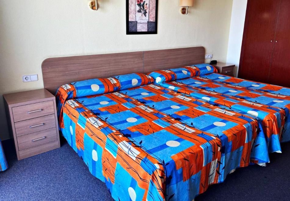 Ранни записвания на метри от плажа в Коста Дорада, Испания + тур на Барселона с екскурзовод! Полет от София + 7 нощувки на човек със закуски и вечери в Natura Park 4*, Комаруга, снимка 5