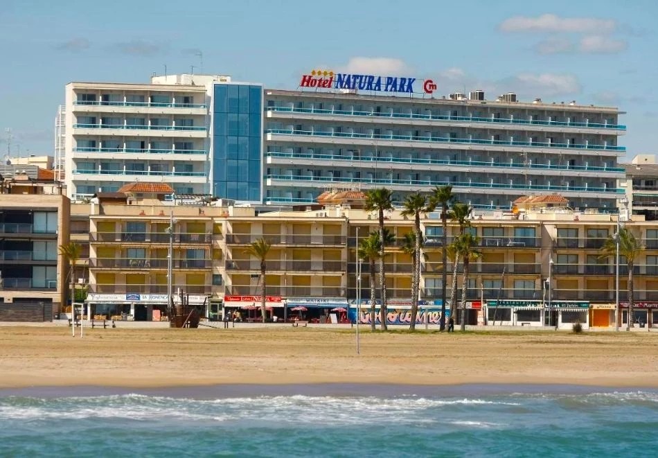 Ранни записвания на метри от плажа в Коста Дорада, Испания + тур на Барселона с екскурзовод! Полет от София + 7 нощувки на човек със закуски и вечери в Natura Park 4*, Комаруга, снимка 2