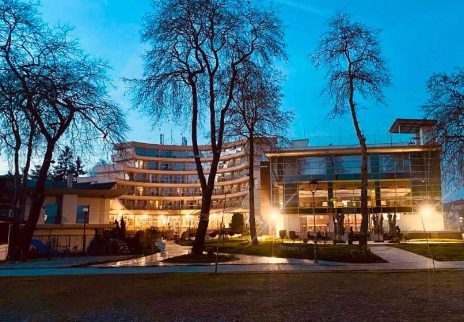 Нова Година на брега на Охридското езеро с транспорт от София + 3 нощувки на човек със закуски, 1 обяд, вечери, двете Празнични с жива музика и неограничено количество напитки в хотел Дрим****, снимка 2